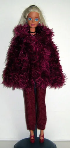 Barbie i vinröd päls med stor fluffig krage.