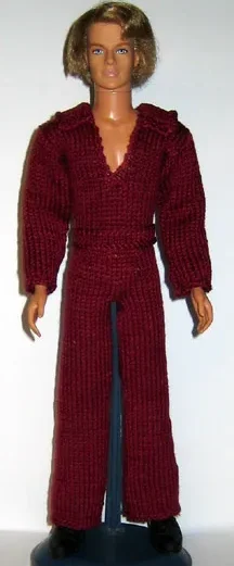 Ken i vinröd stickad jumpsuit med djup v-ringning.