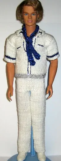 Barbie i vit stickad kostym med blå halsduk