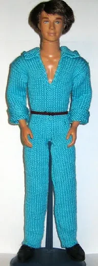 Ken-docka i turkos stickad jumpsuit med djup v-ringning.