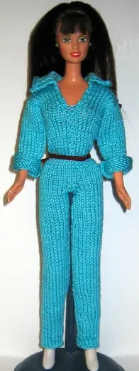 Barbie i turkos stickad jumpsuit med v-ringning och svart skärp.
