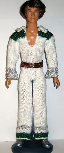 Ken-docka i vit stickad jumpsuit med gröna detaljer och brun skärp.