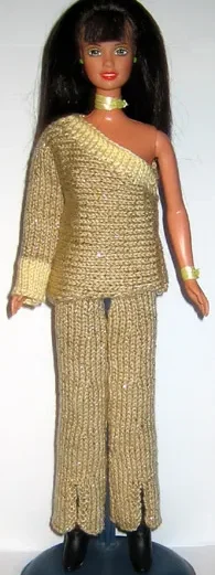 Barbie i beige stickad tunika och byxor med ljusgula detaljer.