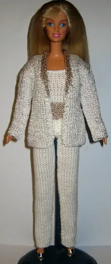 Barbie i vit glittrig kavaj med matchande byxor.