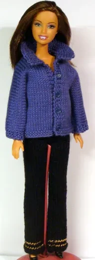 Barbie i lila stickad jacka med krage och svarta byxor.