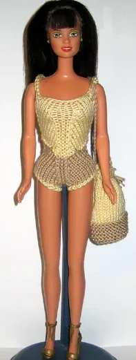 Barbie i gul stickad baddräkt med beige detaljer.