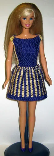 Barbie i lila och gul randig stickad klänning.