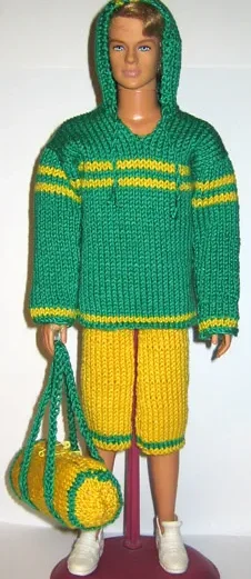 Barbie i grön stickad huvjacka med gula ränder och gula shorts.