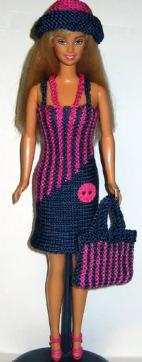 Barbie i blå och cerise randig stickad klänning med matchande hatt och väska.