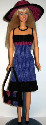 Barbie i lila och svart randig stickad klänning med cerise hatt och väska.