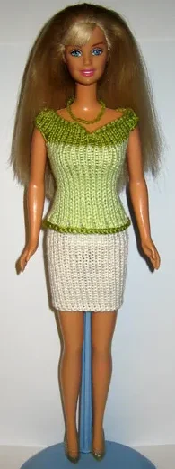 Barbie i grön stickad topp och vit kjol.