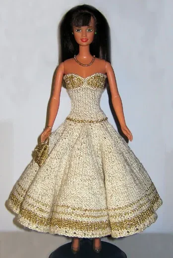 Barbie i beige ballklänning med guldränder och vid kjol.