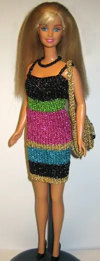 Barbie i randig glittrig klänning med svart, turkos, cerise, grönt och guld.
