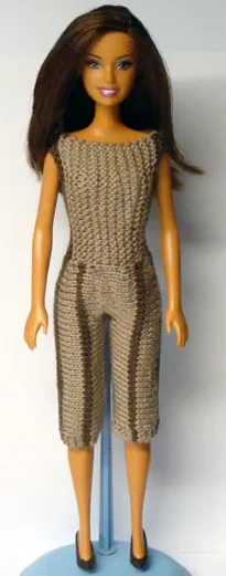 Barbie i beige och brun stickad byxdress med rutmönster