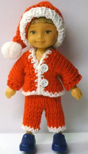 Docka i röd och vit stickad tomteoutfit med luva och pompom.