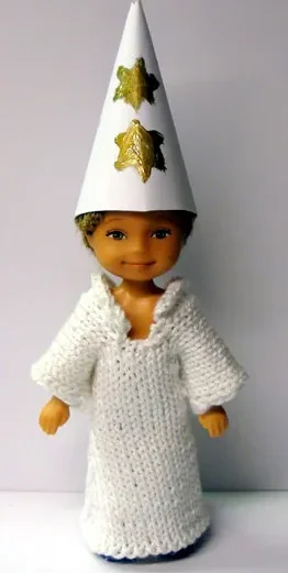 Barbie i vit stickad klänning med spetsig stjärnhatt.