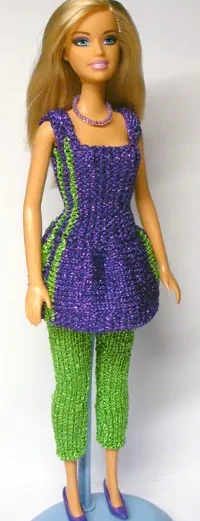 Barbie i lila stickad klänning med gröna ränder och gröna tights.