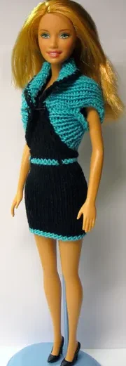 Barbie i turkos stickad bolero med svart kjol.