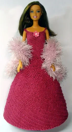 Barbie i vinröd stickad balklänning med rosa pälsboa.