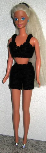 Barbie i svart stickad topp med matchande shorts.
