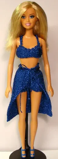 Barbie i blå glittrig topp och öppen kjol med knytband