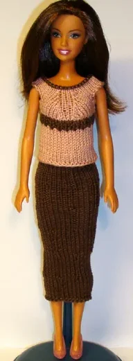 Barbie i rosa stickad topp med brun kant och brun kjol.