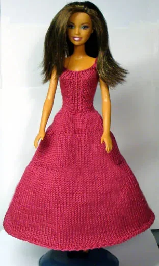 Barbie i vinröd stickad ballklänning med bred kjol.