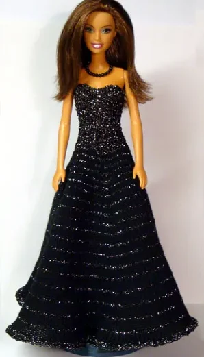 Barbie i svart glittrig ballklänning med lång kjol.