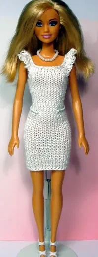 Barbie i vit stickad bandeau-klänning med hålmönster
