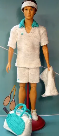 Barbie i vit stickad tenniströja med turkosa detaljer och vita shorts.