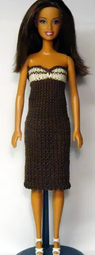 Barbie i brun stickad klänning med beige bandeau-topp.