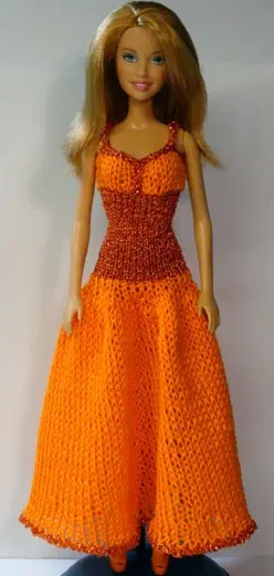 Barbie i orange stickad klänning med glittrig corsage och vid kjol.