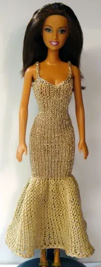 Barbie i beige glittrig sjöjungfruklänning med volangkjol.