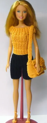 Barbie i orange stickad topp och svarta kortbyxor med matchande väska.