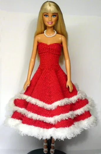 Barbie i röd stickad ballklänning med vita luddränder och vidd.