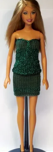 Barbie i grön glittrig bandeau-klänning med kort kjol