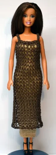 Barbie i brun stickad hålmönstrad tunika över beige underklänning.