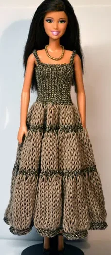 Barbie i mörkbeige stickad klänning med glittertopp och flerskiktad kjol.