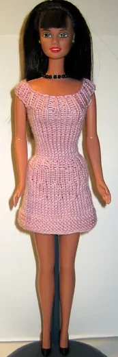 Barbie i rosa stickad klänning med resårmidja och bred halsringning.