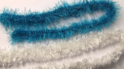 Blå och vit fluffig boa i pälsgarn för Barbie.
