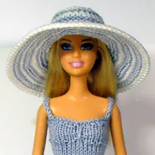 Barbie i vit och lila randig stickad hatt med breda brätten.