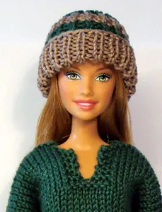 Barbie i brun och grön randig stickad mössa med grön tröja.