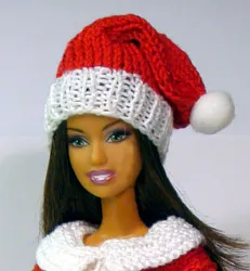 Barbie i röd och vit stickad tomteluva med vit tofs.