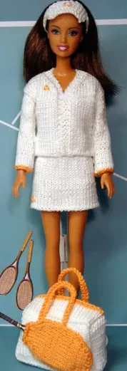 Vit och orange stickad tennisväska för Barbie med handtag.