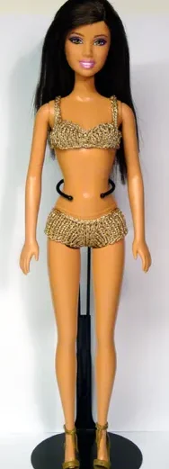Barbie i guldglittrig stickad BH och trosor.