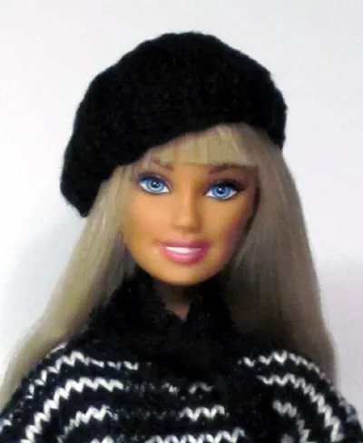 Barbie med svart stickad basker och blond hår.