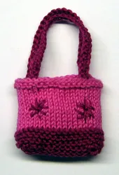 Cerise stickad väska med mörka handtag för Barbie.